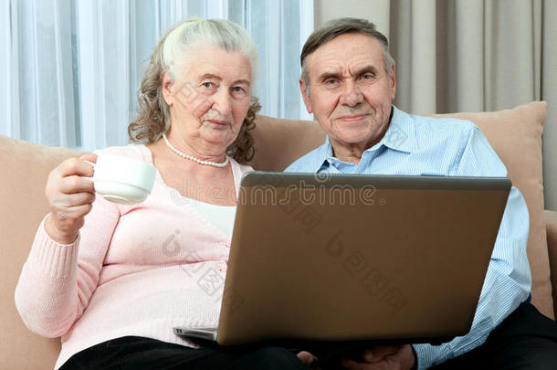 <strong>老年</strong>人。 <strong>老年</strong>夫妇在舒适的生活中与家人在互联网上交流时玩得很开心