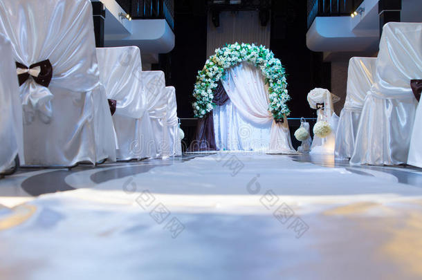 花式新娘凉亭与装饰白色椅子