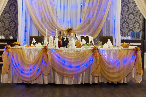 发光的紫色婚礼派对桌
