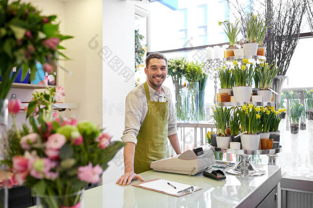 花店柜台有剪贴板的花店老板