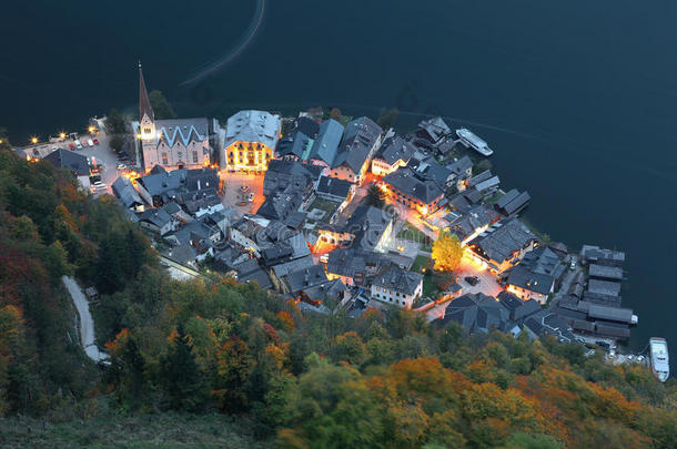 <strong>傍晚</strong>俯瞰奥地利萨尔兹卡麦古特（salzkammergut）山腰边一个令人惊叹的<strong>湖边</strong>村庄hallstatt