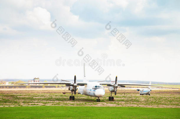 被遗弃的机场飞机空气空军基地