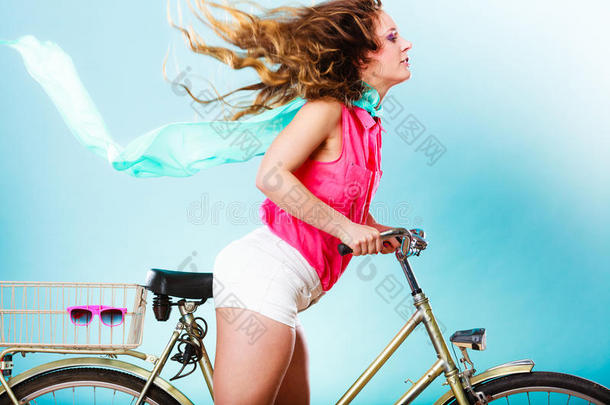 积极的女人骑自行车。 头发被<strong>风吹</strong>了。