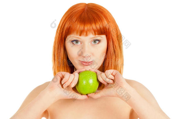 美丽的姜黄色头发的女人带着绿色的苹果