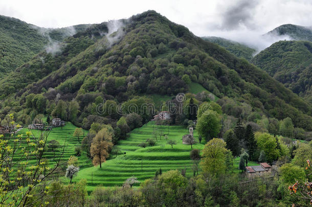 高山风景如画的村庄很高