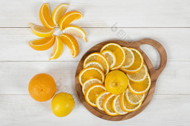 柑橘类水果片排列成旋转<strong>形状</strong>，装饰在顶部的<strong>切割</strong>板上。