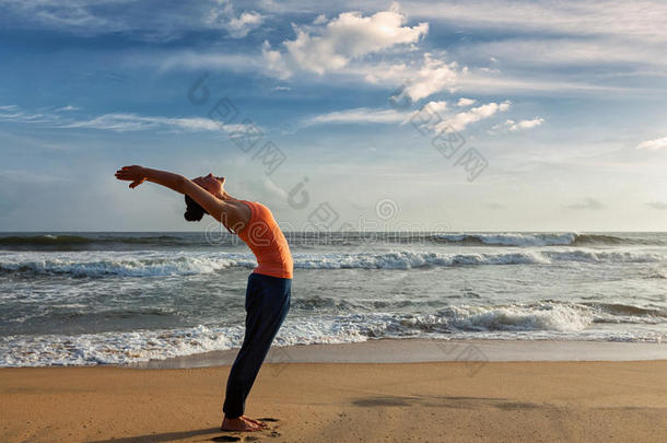 体位海滩平静的云云景