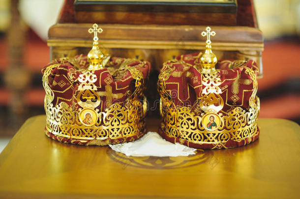 桌子上有金色的皇冠