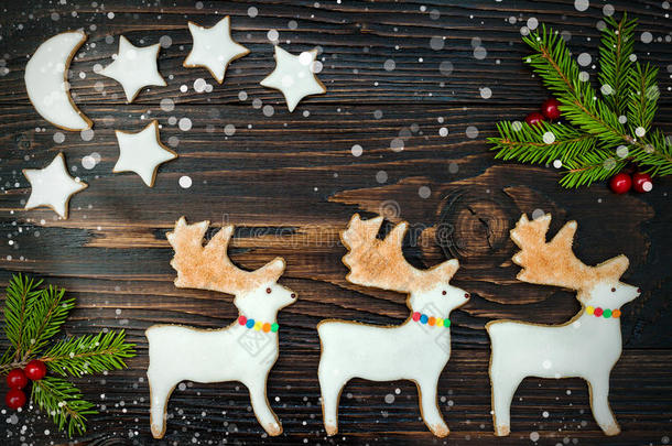 圣诞节的背景与姜饼饼干<strong>和</strong>冷杉树枝在旧木板上