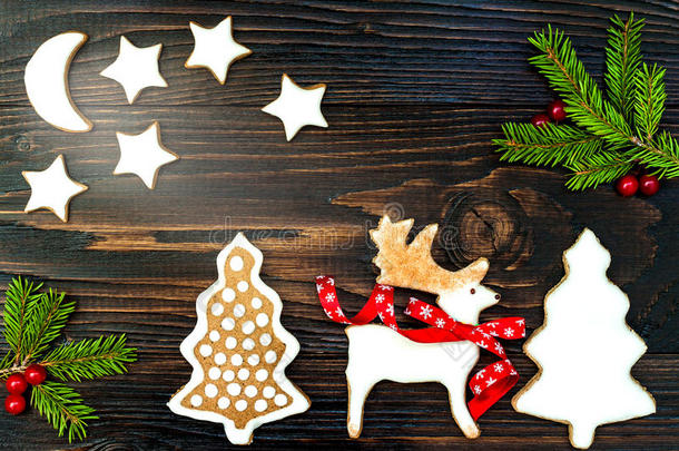 圣诞节的背景与姜饼<strong>饼干</strong>和冷杉树枝在旧<strong>木板上</strong>。 复制空间