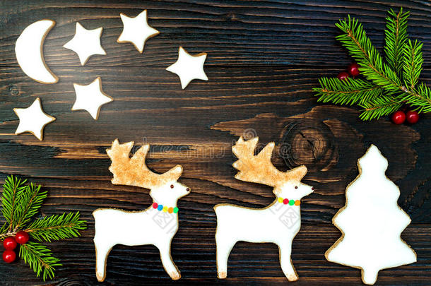 圣诞节的背景与姜饼<strong>饼干</strong>和冷杉树枝在旧<strong>木板上</strong>。 复制空间