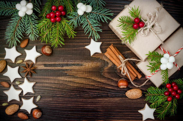 圣诞背景与姜饼<strong>饼干</strong>，冷杉树枝和礼物在旧<strong>木板上</strong>的盒子里。 复制空间。