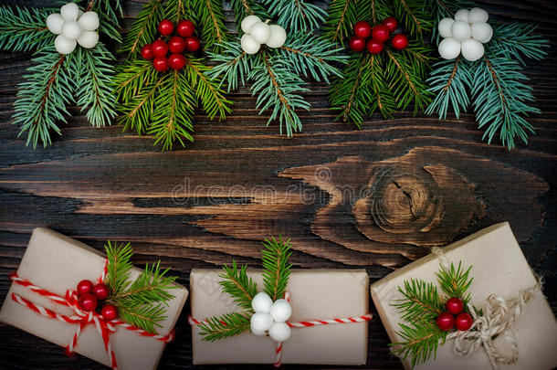 圣诞礼物<strong>放在木质</strong>背景的盒子里，有复印空间。