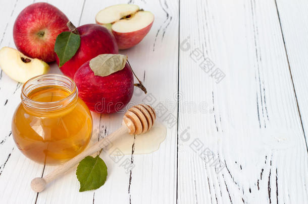 <strong>苹果</strong>和<strong>蜂蜜</strong>，犹太新年的传统食物-罗什哈萨纳。 合作空间背景