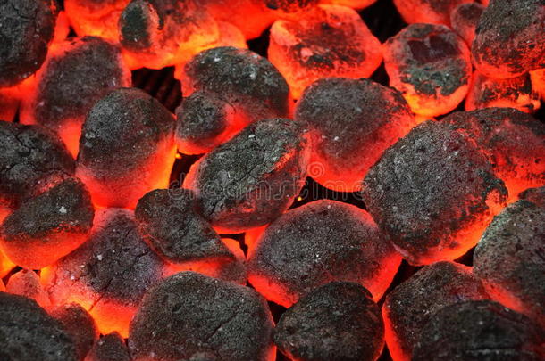 烧烤烧烤坑，带炽热的木炭煤球