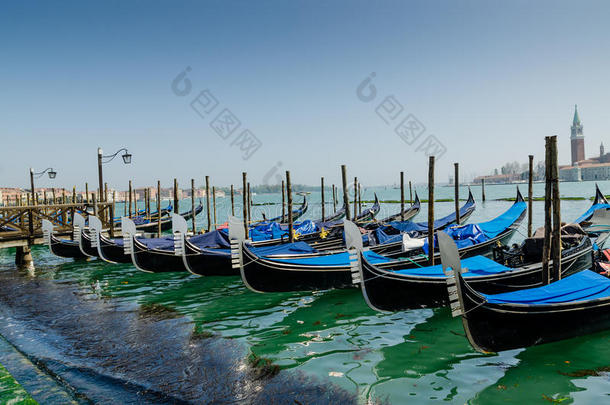 贡多拉在威尼斯运河，威尼斯的<strong>老区</strong>没有