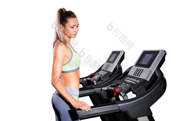 健身妇女在健身房跑步机上跑步