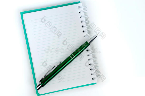 绿色笔记本，内衬页和钢笔