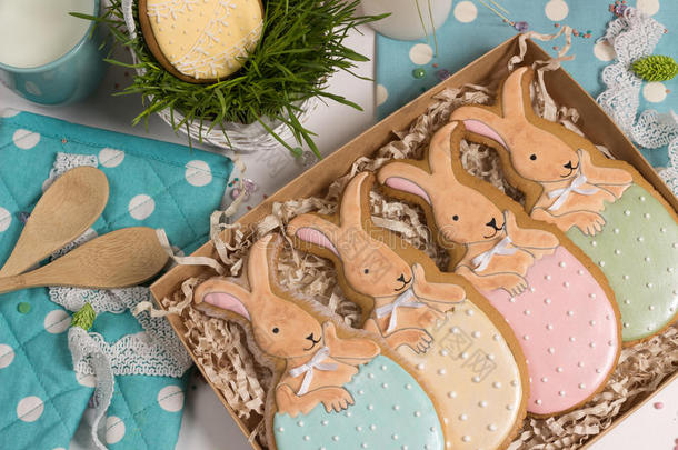 家庭节日礼物盒，礼品卡，复活节兔子蜂蜜蛋糕