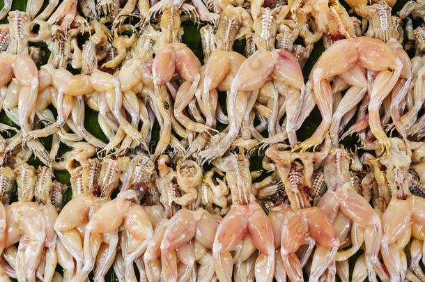 青蛙腿，被切除的青蛙出售在雅加达的格罗德克区的市场