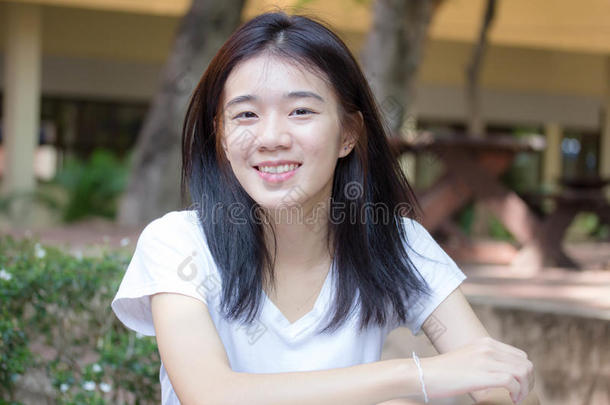 亚洲泰国中国学生大学美丽的女孩放松和微笑