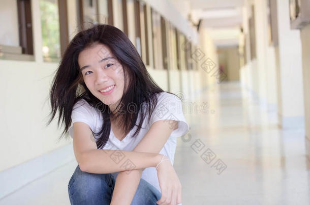 亚洲泰国中<strong>国学</strong>生大学美丽的女孩放松和<strong>微</strong>笑