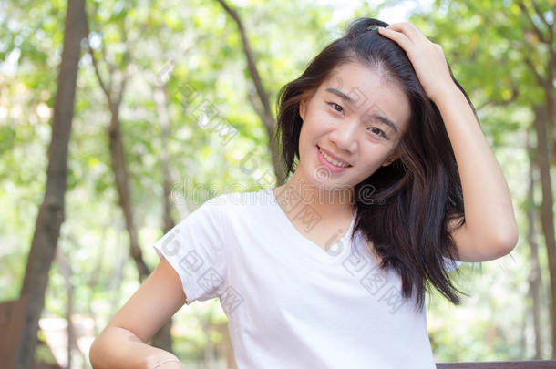 亚洲泰国中国学生大学美丽的女孩放松和微笑