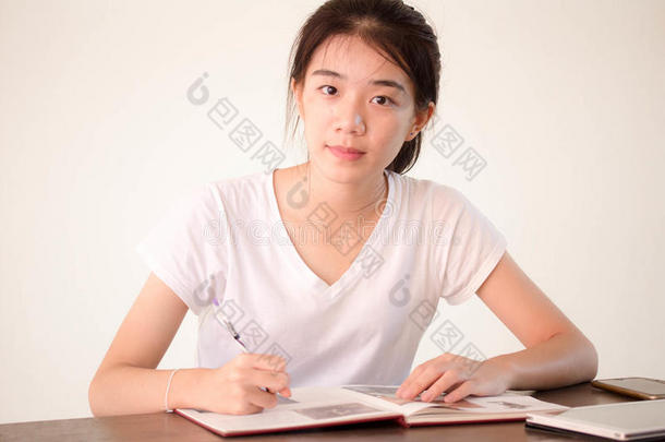 亚洲泰国中国学生大学美丽的女孩写了一本书。