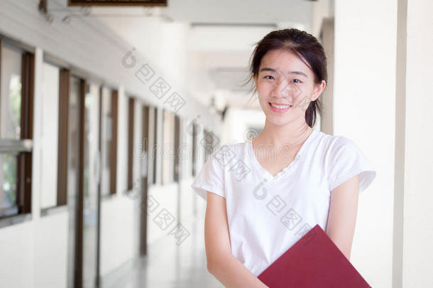 亚洲泰国中<strong>国学</strong>生大学美丽的女孩读了一本书