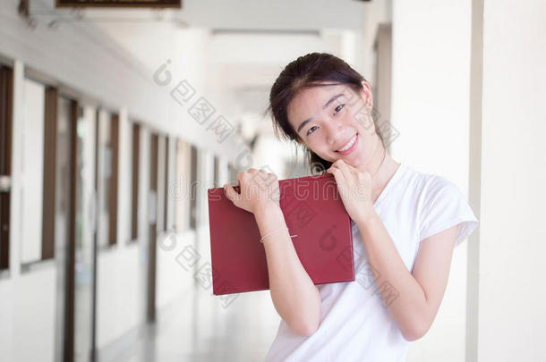 亚洲泰国中<strong>国学</strong>生大学美丽的女孩读了一本书