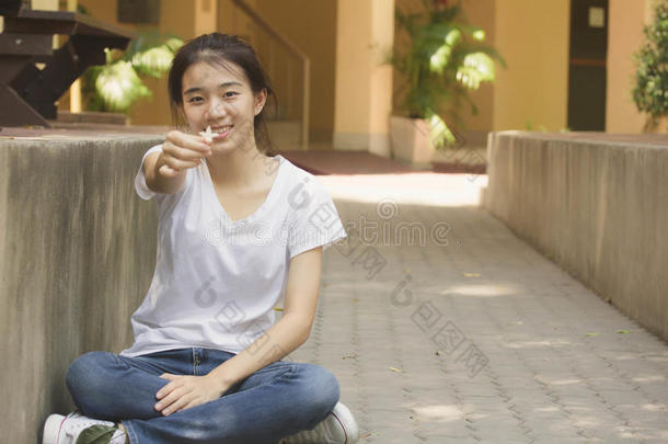 亚洲泰国中<strong>国学</strong>生大学美丽的女孩放松和<strong>微</strong>笑