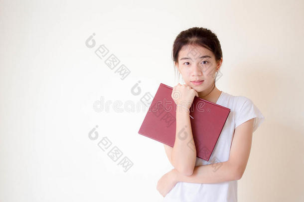 亚洲泰国中国学生大学美丽的女孩读了一本书