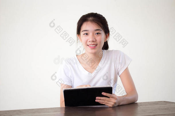 亚洲泰国中国学生大学美丽的女孩使用她的平板电脑