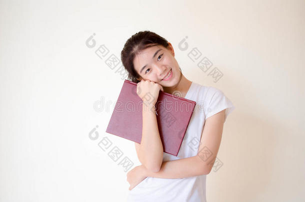 亚洲泰国中国学生大学美丽的女孩读了一本书