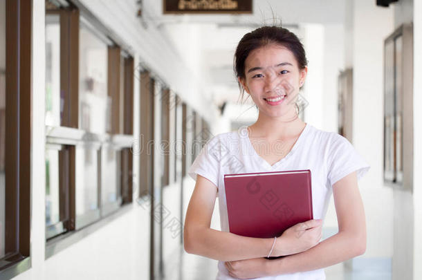 亚洲泰国中国学生大学美丽的女孩读了一本书