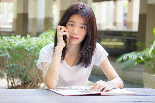 亚洲泰国<strong>中国</strong>学生大学美丽的女孩<strong>打电话</strong>智能手机