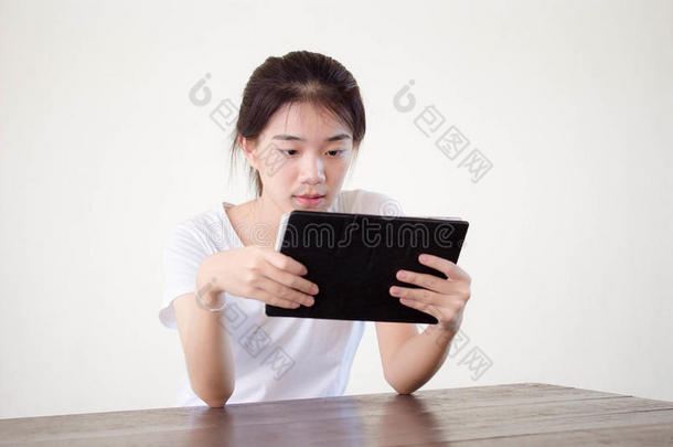 亚洲泰国中国学生大学美丽的女孩使用她的平板电脑