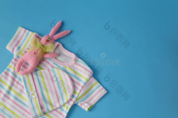 新生儿的婴儿衣服。 用柔和的颜色