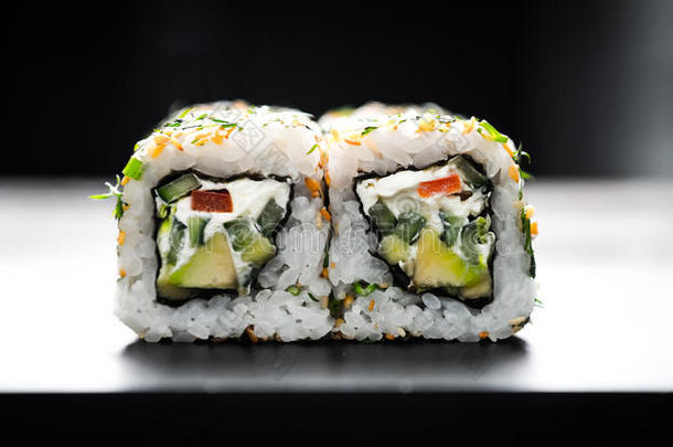 寿司卷与蔬菜填充的特写