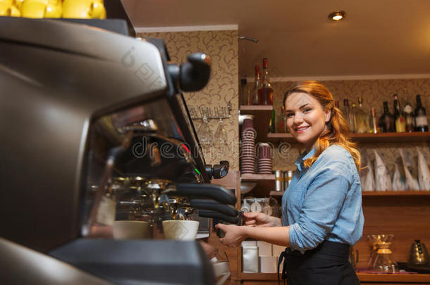 咖啡馆的女咖啡师用机器煮咖啡