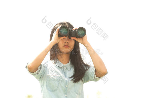 亚洲年轻女子寻找望远镜。