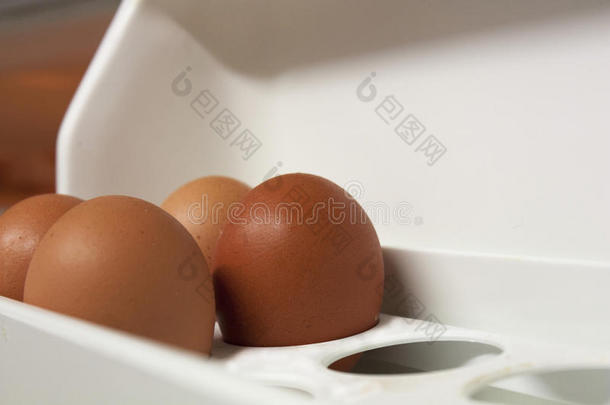 冰箱白色架子上的鸡蛋