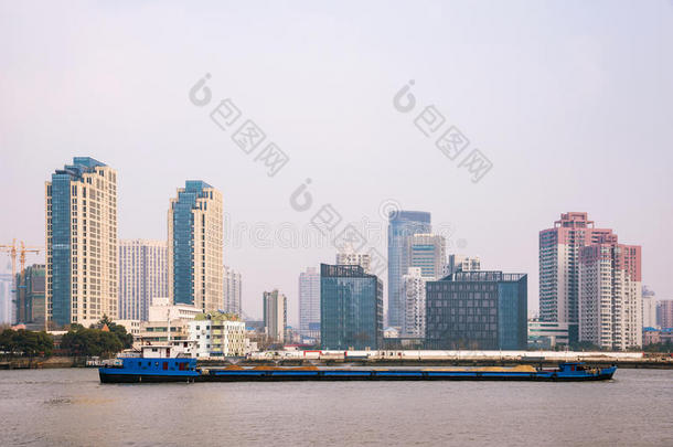 <strong>黄浦江</strong>沿岸的建筑物和船只