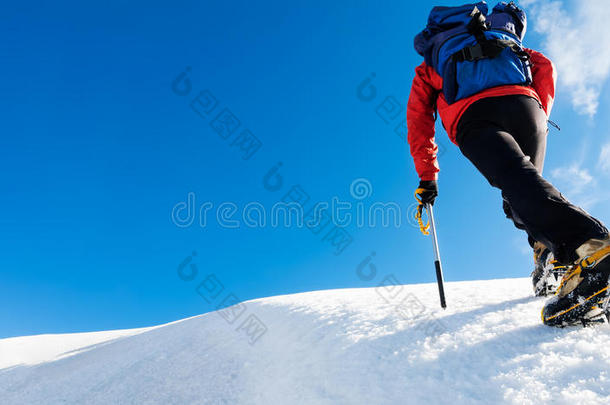 登山者到达雪山的顶端。 概念：勇气、成功、毅力、努力、自我实现。