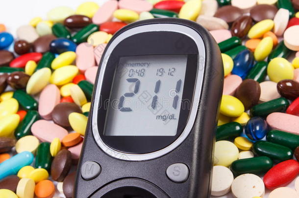 血糖仪与结果糖水平和堆药丸和胶囊，糖尿病，保健概念