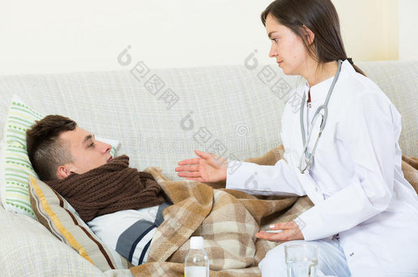 医生在家里看望患有感冒的青少年