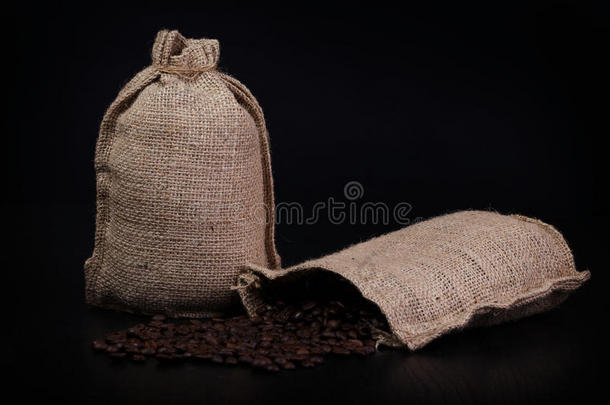 咖啡袋，麻布，还有咖啡豆。