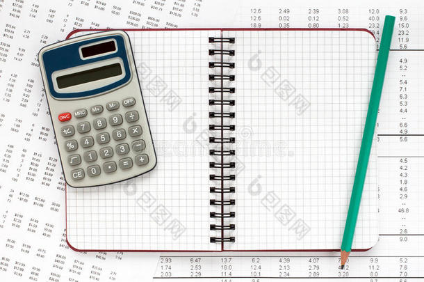 财务报表上的计算器和笔记本。
