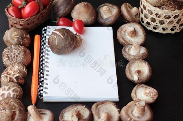 读<strong>书笔</strong>记和新鲜蘑菇是背景。