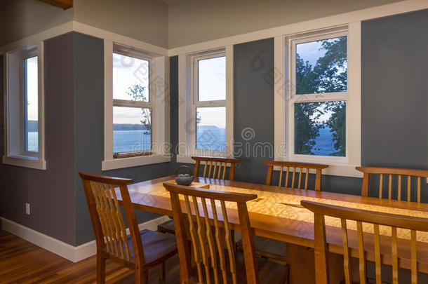 用餐区与木<strong>桌椅</strong>和观景窗在当代高档家庭内部